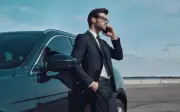 Đàn ông giàu có thật sự hiếm khi khoe của: Bộc lộ qua 3 chi tiết