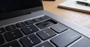 Phím kẹt khiến MacBook Pro M5 Max suýt tốn 895 USD tiền sửa