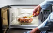Sai lầm dùng lò vi sóng làm thức ăn 'chín giả' nên tránh