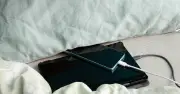Sạc điện thoại trước khi ngủ: Thói quen nguy hiểm tiềm ẩn cần bỏ ngay