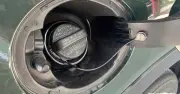 Tác dụng thực sự của dây nhựa trên nắp bình xăng ô tô