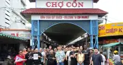 Thủy thủ tàu sân bay Mỹ khám phá Đà Nẵng: Ăn mì Quảng, uống cà phê muối