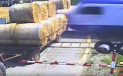 Tài xế say rượu lái máy kéo qua đường ray, suýt gây thảm họa tàu hỏa