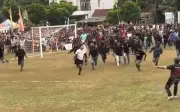 Trọng tài bị hàng trăm khán giả đuổi đánh ở bán kết Danlanud Cup 2026