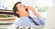 Vì sao ngủ đủ vẫn mệt? Chuyên gia Nhật chỉ ra 3 sai lầm trong bữa ăn