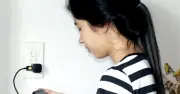 Vừa sạc vừa dùng điện thoại: Có hại pin? Chuyên gia giải đáp