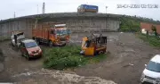 Xe tải bốc cháy trên đường trên cao, mất lái lao xuống đất