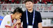 Xuân Mạnh hôn áo HLV Kim Sang-sik sau chiến thắng 3-0 trước Indonesia